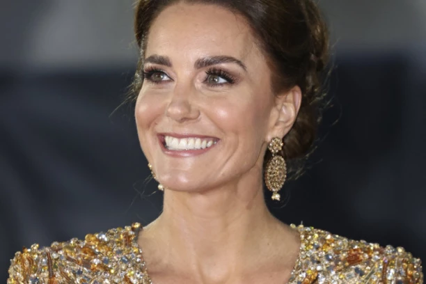 KEJT NOVIM POTEZOM RASPAMETILA FANOVE! Na poseban način je poslala poruku kraljici, njena haljina je SVE rekla!