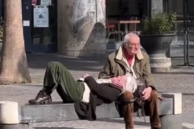 NJIHOVA LJUBAV JE PRELEPA! Baka i deka prizorom razgalili Beograđane (VIDEO)