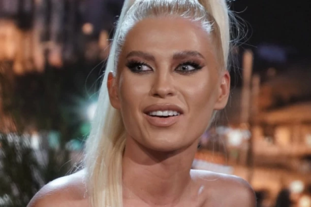 ISPLIVALA NIKAD VIĐENA FOTKA ĐOKOVIĆEVE SNAJKE! Mnogi su se pitali da li je na njoj sve PRIRODNO: Slika Saške Veselinov iz detinjstva otkriva SVE! (FOTO)