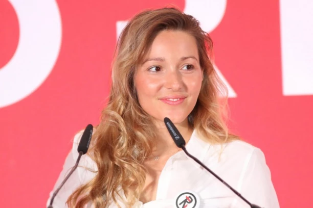 JELENA ĐOKOVIĆ SE POJAVILA U GRADU, otkrila je još jedan adut! Ovakvu je još nismo videli, pokazala je da i ovo može da nosi! (FOTO)
