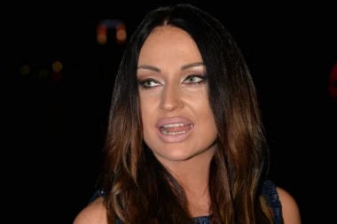 Šta to Kaća ima između nogu? Pevačica pokrenula lavinu komentara na društvenim mrežama! (FOTO)