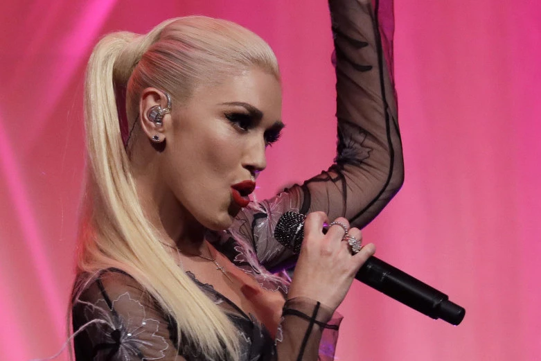 POZNATA PEVAČICA OBUKLA SALATU! Nestvaran prizor na crvenom tepihu, skroz je razocarala, festival neukusa!