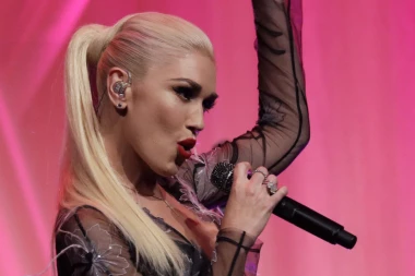 ŠTA SE DEŠAVA SA LICEM GVEN STEFANI? Poznata pevačica zaprepaastila fanove, napunila je 52, ali pogledajte OVO!