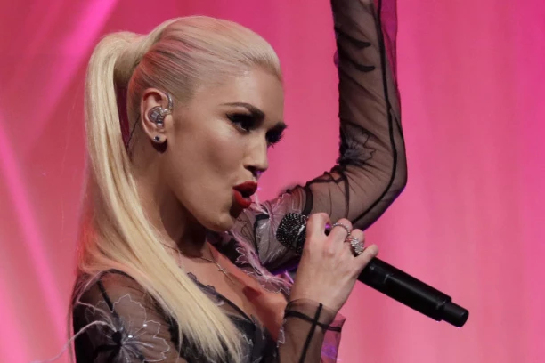 ŠTA SE DEŠAVA SA LICEM GVEN STEFANI? Poznata pevačica zaprepaastila fanove, napunila je 52, ali pogledajte OVO!