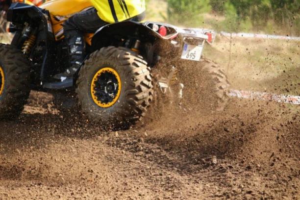 DETALJI DRAME KOD BAJINE BAŠTE! Pogledajte kako su SPASIOCI pomogli mladiću koji je nakon PADA SA KVADA ostao zaglavljen na nepristupačnom terenu! (VIDEO)