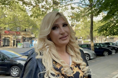 Skinula se Jovana Tipšin (45) u MINI BIKINI! Pevačica izgleda kao BOMBA! (FOTO)