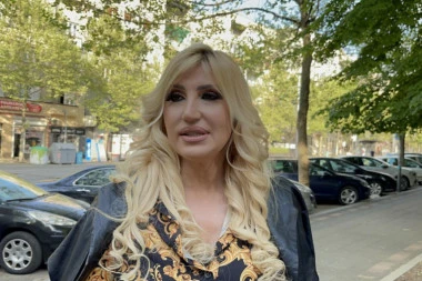 JOVANU TIPŠIN MUVALE KOLEGE SA ESTRADE: Slali joj svakakve poruke, ona otkrila da joj je bilo neprijatno!