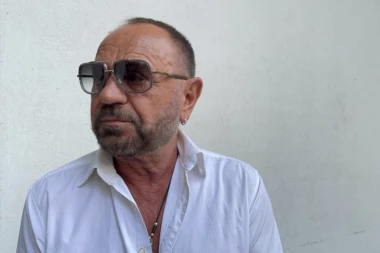 PEVAČ ČETRNAEST GODINA STARIJI OD NJE, FATALNA LJUBAV IZVIRE IZ OČIJU: Mile Kitić sa osmehom na LICU,  a pevačicu U ŽIVOTU NE BISTE PREPOZNALI! (FOTO)