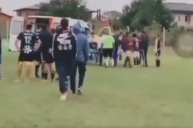 LEKARI MU SE BORE ZA ŽIVOT: Navijač dva puta UPUCAO sudiju nasred utakmice! (UZNEMIRUJUĆI VIDEO)