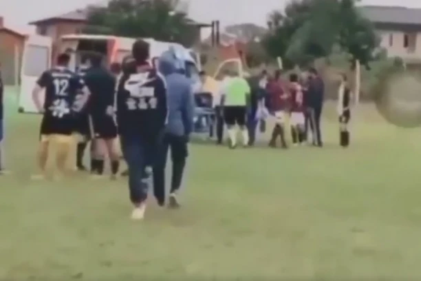 LEKARI MU SE BORE ZA ŽIVOT: Navijač dva puta UPUCAO sudiju nasred utakmice! (UZNEMIRUJUĆI VIDEO)