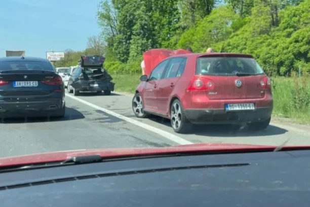 LANČANI UDES KOD AERODROMA! PET automobila se sudarilo, gužva OGROMNA! (FOTO)