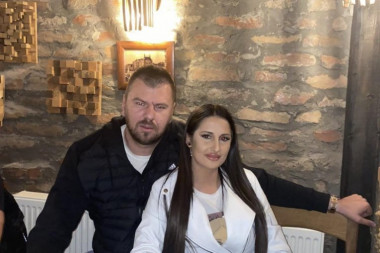 Sandra i Janjuš uhvaćeni nakon POMIRENJA u AKCIJI: Procurio snimak iz KOLA, pevačicine GRUDI kao dve TEMPIRANE BOMBE! (FOTO)