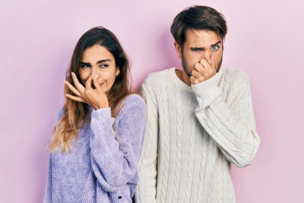 DEVOJKA MI SE TUŠIRA SVAKIH NEKOLIKO DANA I TO ME UBIJA! Njena reakcija na moj prigovor me je prenerazila!