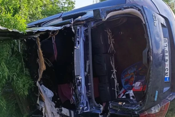 TEŠKA SAOBRAĆAJNA NESREĆA U NOVOM SADU! Dečje sedište pored automobila, vozačeve patike zaglavljene u UNIŠTENOM automobilu! (FOTO)