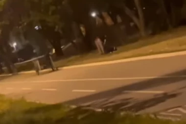 DEVOJKA NEPOMIČNO LEŽI, MUŠKARAC JE NOKAUTIRAO: Užasan snimak sa Novog Beograda - vratio se da je "dokrajči" (VIDEO)