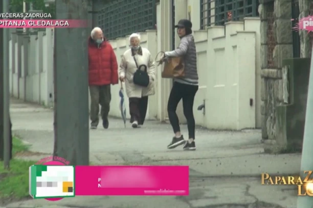 Popularna voditeljka se vozi AUTOBUSOM: Evo o kome je reč (FOTO)