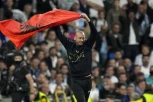 SKANDALČINA NA BERNABEU: Navijač sa zastavom Albanije PREKINUO meč! (FOTO)