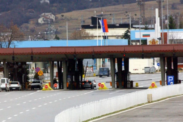 TURČIN PRENOSIO DROGU PREKO GRADINE: Zaplenjeno 4,5 kilograma narkotika, a sumnja se da u cevima ima ukupno 25!