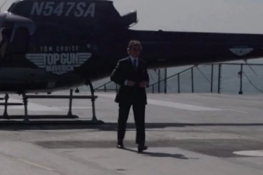 TOM KRUZ SLETEO NA PREMIJERU FILMA "TOP GUN: Maverick" HELIKOPTEROM:  Stigao u stilu VELIKE ZVEZDE, ARMIJA FANOVA UZBUĐENA! (VIDEO)