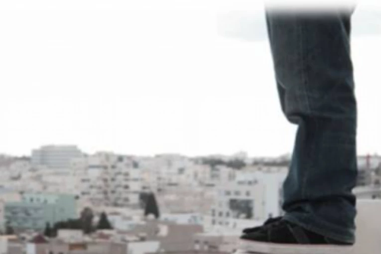 HOROR NA ZVEZDARI! Mladić stao na ivicu sedmospratne zgrade i hteo da skoči! U POSLEDNJI ČAS GA NADLJUDSKIM NAPOROM SPASAO HRABRI POLICAJAC DEJAN!