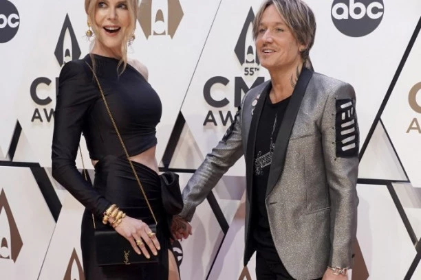 NIKOL DA LI SI TO TI? Poznata glumica kao da je preterala s "ulepšavanje", njene nove fotografije sve su zbunile! (FOTO)