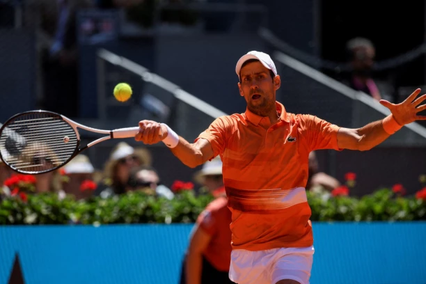 SVE JE KAO PRE: Đoković DEMONSTRIRAO SILU u Madridu - Novak ISPRAŠIO Poljaka za plasman u polufinale!