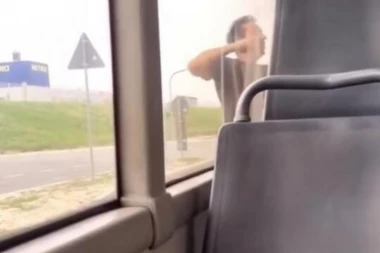 INCIDENT NA LINIJI 531, MUŠKARAC KRENUO DA BIJE VOZAČA PA SLOMIO VRATA OD BUSA: Putnici ostali u potpunom ŠOKU! (VIDEO)