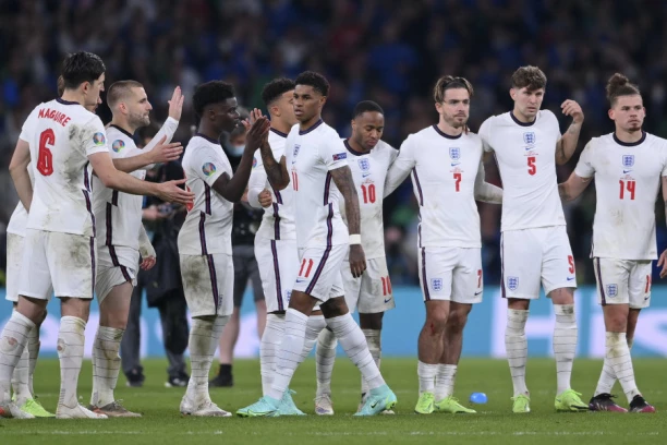 UCENA POSLE ODNOSA SA TRANSRODNOM OSOBOM: Reprezentativac Engleske u centru SKANDALA! Umešala se i policija!