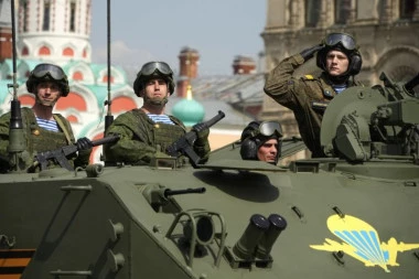 DIREKTNO SA RATIŠTA U UKRAJINI NA ULICE MOSKVE: Putinova vojska paradira, slavi Dan pobede 9. maja!