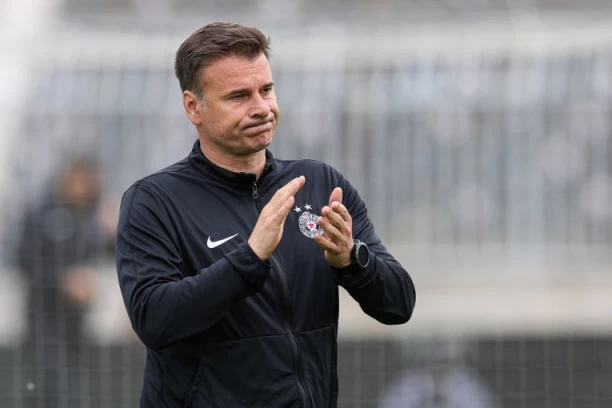 PARTIZAN PRONAŠAO ZAMENU ZA STANOJEVIĆA: Bivši napadač PONOVO seda na klupu crno-belih!