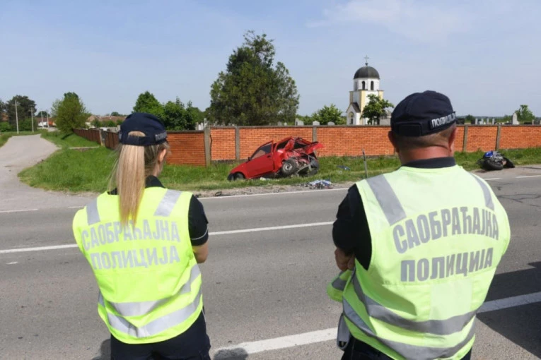 JEZIV PRIZOR KOD CEROVCA! Automobil UNIŠTEN, delovi motocikla po PUTU! Troje poginulih, među njima i trogodišnje dete!(FOTO, VIDEO)