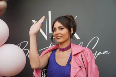 ANASTASIJA se zapalila u ŠPANIJI! Pevačica fotografijom iznenadila pratioce, svi su gledali samo u njen kupaći, a onda je usledio smeh! (FOTO)