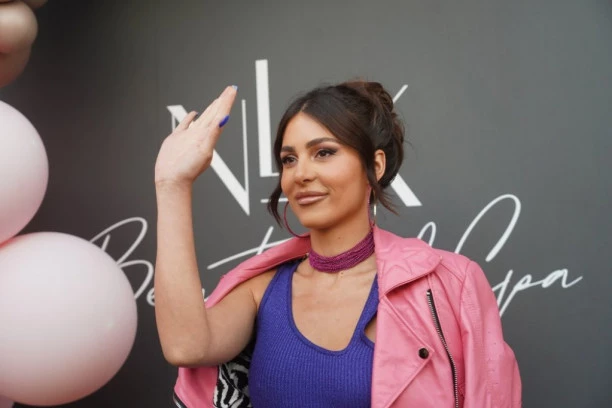 ANASTASIJA se zapalila u ŠPANIJI! Pevačica fotografijom iznenadila pratioce, svi su gledali samo u njen kupaći, a onda je usledio smeh! (FOTO)