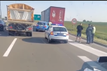 AUTOMOBIL se zakucao u KAMION! Teška saobraćajna nesreća kod Dobanovaca!