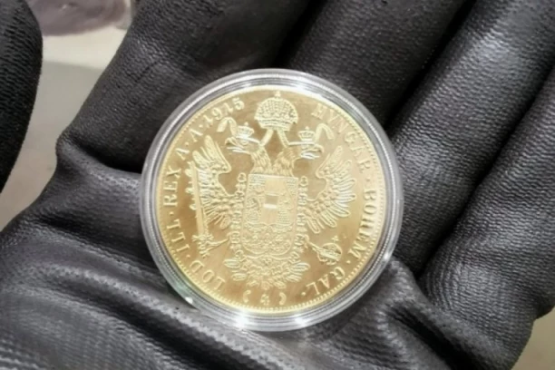 ZLATNICI "FRANC JOSEF" ZAPLENJENI NA HORGOŠU! Par tvrdio na nema ništa da prijavi, a onda je najpre pronađen HAŠIŠ na sedištu automobila!