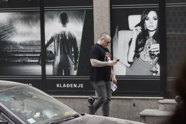 Ko je čovek koji NOSI UMRLICU VIDOJA RISTOVIĆA? Kontroverzni Mirko Vuković bio je u vezi sa našom pevačicom