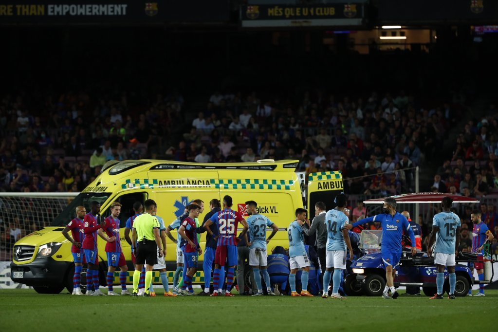 UŽAS U ŠPANIJI: Igrač Barselone se SRUŠIO na utakmici - njegovo stanje NEIZVESNO! (FOTO)