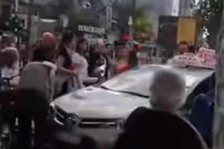 POZLILO MU? Taksista vozilom ULETEO među PEŠAKE i bicikliste u Novom Sadu! (VIDEO)