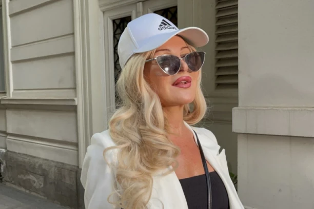 Ivana Elektra preživela je PAKAO u braku, stravična ispovest pevačice dve decenije kasnije: Zaključavao me je u stan, pevala sam sa ranom od poroođaja!