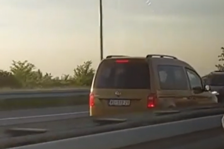 Pogledajte BAHATOST i NEODGOVORNOST jedne žene na auto-putu kod Orlovače! Sreća da nikog nije UBILA! (VIDEO)