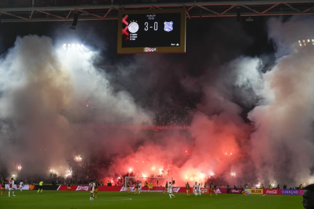 POSLE ODLASKA TADIĆA - POTOP! Navijači Ajaksa prekinuli derbi, POTPUNI HAOS NA "AMSTERDAM ARENI"