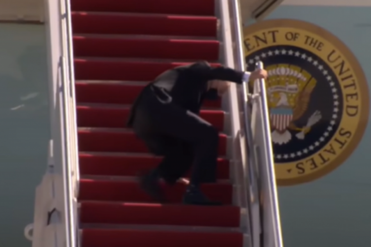 Ovo već postaje ozbiljno! Džo Bajden se ponovo stropoštao prilikom ulaska u avion! (VIDEO)