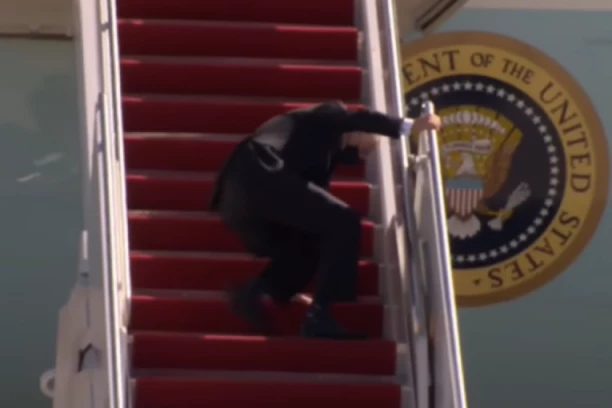 Ovo već postaje ozbiljno! Džo Bajden se ponovo stropoštao prilikom ulaska u avion! (VIDEO)