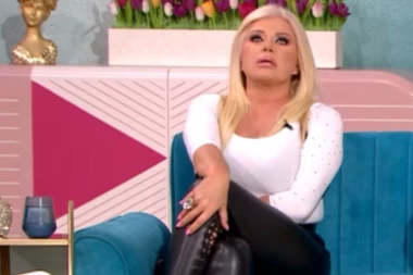Zorana Pavić doživela NEZGODU nakon snimanja! Pevačica umalo povrede zadobila zbog tesne čizme, viklala na sav glas: Samo ne nogu! (FOTO)