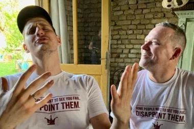 ZA SVE KRITIČARE: Brutalan NATPIS na majicama Jokića i Melouna (FOTO)