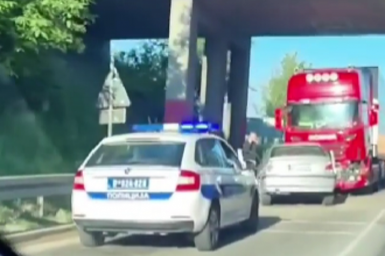 NESREĆA KOD 1.000 RUŽA: BMW se zakucao u kamion, devojka u teškom stanju (VIDEO)