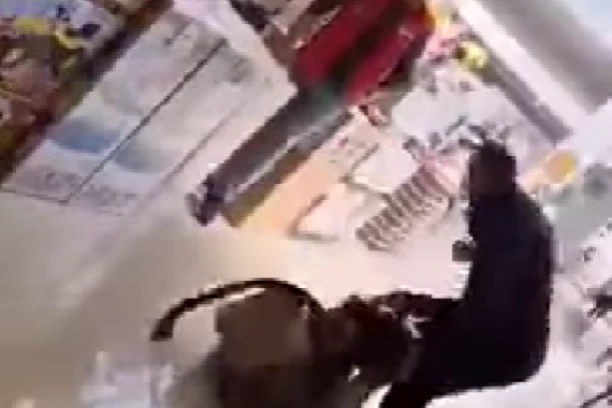 "PI**A VAM MATERINA LOPOVSKA" Muškarac demolirao radnju zbog neispravnog usisivača: Hoću pare nazad (VIDEO)