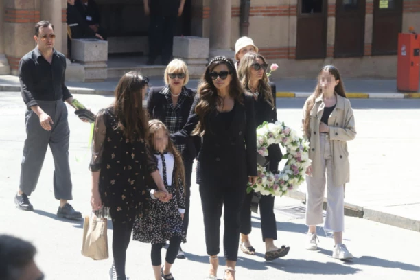 Nikolina stigla na SAHRANU muža! Zavijena u crno i skrhana bolom, čvrsto drži devojčice koje RONE SUZE za pokojnim OCEM! (FOTO)