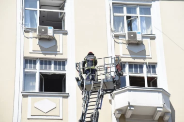 PRVE FOTOGRAFIJE POŽARA NA ZELENOM VENCU! Vatrogasci evakuišu ljude kroz PROZOR! (FOTO, VIDEO)