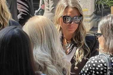 PRVA SUPRUGA VIDOJA RISTOVIĆA NA SAHRANI: Jecaji bivše žene odzvanjali GROBLJEM, Nikolinina ćerka joj pritrčala u zagrljaj! (VIDEO)